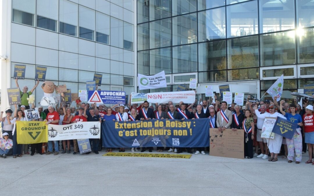 Halte à l’extension de Roissy, un contresens historique ! L’AREC étant présent avec les autres associations et élus.